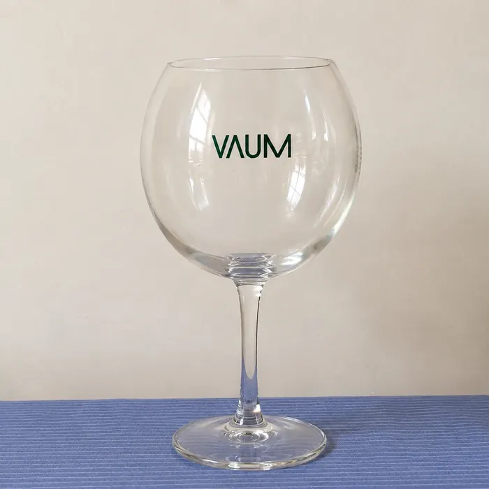 Clear wine glass round printed with the VAUM logo